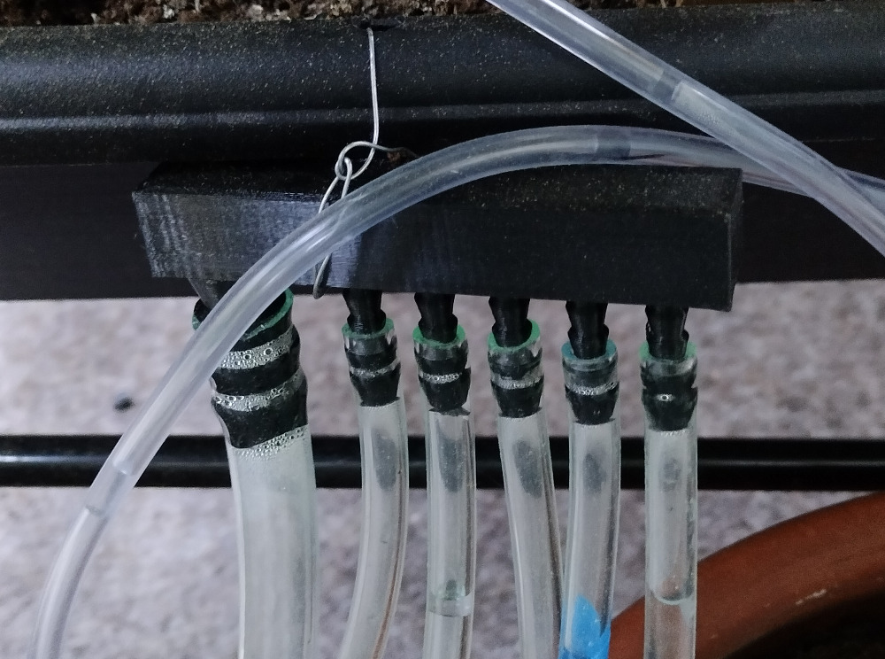 Yksi monista jakopalikoista. Nämä toimivat yllättävän hyvin koko kesän, eivätkä juurikaan vuotaneet! Ainoastaan purkuvaiheessa totesin muovin ottaneen hieman UV:sta ja vedestä itseensä, sillä jokainen pienempi letkuliitäntä katkesi juurestaan letkua poistaessa... :D