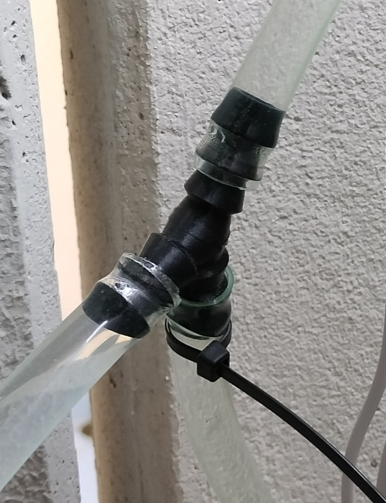 Jonkinlaisia Y-liittimiä tuli myös tehtyä paksummalle letkulle, kun oli tarpeen saada jaettua "vihanneslinja" kahteen eri suuntaan.