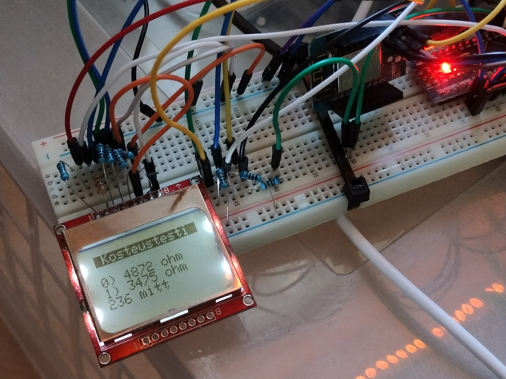 Keittiön ikkunan valosta nauttiville versoille laitoin myös leipikselle kasatun kosteusmittarikalibrointihässäkän. Jos haluan kesällä järkevää tietoa mullan kosteudesta, pitää dataa alkaa keräämään jo hyvissä ajoin.