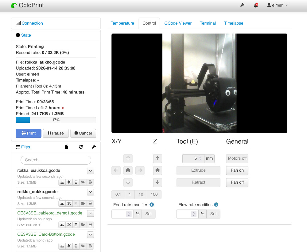 Vaatehuoneserverillä pyörii veppipohjainen printtauskäyttöliittymä OctoPrint, jolla Elmerin ohjailu onnistuu helposti millä tahansa kotiverkon laitteella (ja miksei koti-vpn:n yli myös kauempaa)
