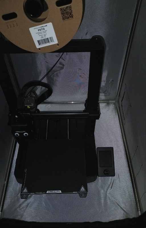 Kuvam_laatu on tosi hyvä. Piakkoin totesin, että haluan printterin suojaltelttaan, jos vaikka joskus haluan ilmastoida printtaushuurut (joita ei kylläkään PLA:sta ja PETG:stä tule *niin* paljoa kuin vaarallisemmista muoveista) johonkin poispäin.