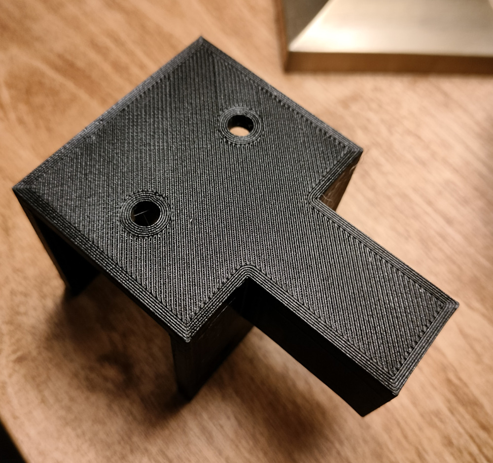 Mikrofonin pöydänreunakiinnitystelineen osa